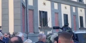 “Jam me gruan shtatzënë në makinë, hapuni!”, protestuesit bllokuan rrugët, çfarë ndodhi para bashkisë së Tiranës
