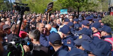 Protestuesit sulmojnë me vezë dhe mollë Bashkinë e Tiranës, këshilltarët e opozitës përplasen me policinë
