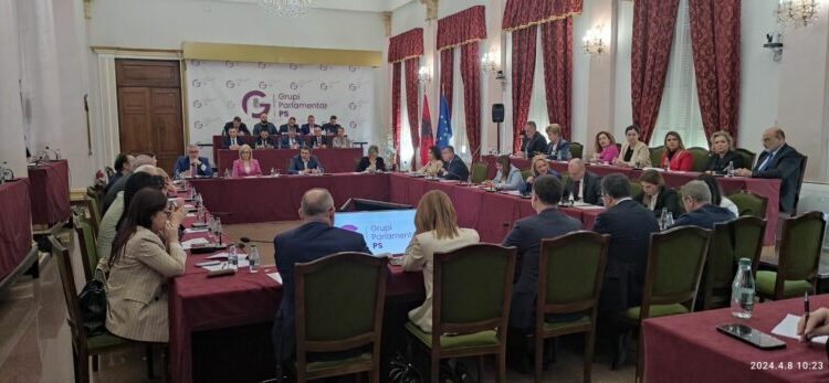 Çuçi mbledh grupin e PS, urdhër të prerë deputetëve: Paraqituni në seancë!