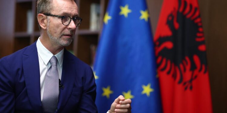 “Luftoni korrupsionin”, Ambasadori i BE-së: Dumani nuk duket i shqetësuar nga presioni, duhet të qëndrojë i qetë dhe të vëzhgojë