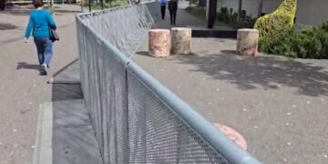 Protesta para bashkisë/ Vendoset gardhi metalik i ngulur në tokë dhe i përforcuar, shtohen forcat policore