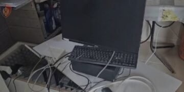 Kishin përshtatur banesën për prodhim kriptomonedhash, arrestohet 67-vjeçari në Tepelenë, në kërkim i biri