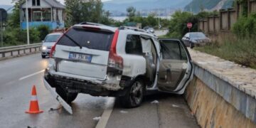 Aksident i rëndë në vend , shoferja i jepte makinës me shpejtësi, përplaset me barrierat anësore, raportohet për të plagosur