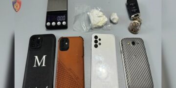 U kapën në një berberhane duke shitur kokainë, bien në prangat e policisë dy të rinj
