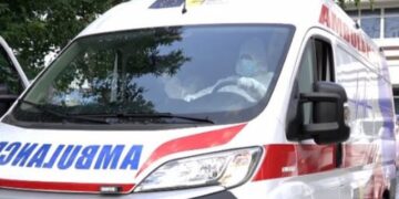 Pronari dhe dy punonjës të një hoteli në Dhërmi bien në kontakt me energjinë, dërgohen me urgjencë në spital