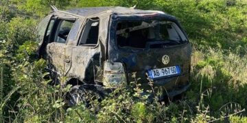 “Volkswagen” del nga rruga dhe përfundon në arë, plagosen burrë e grua në Elbasan