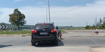 Aksident i rëndë në vend , makina merr përpara motorin, raportohet për të plagosur