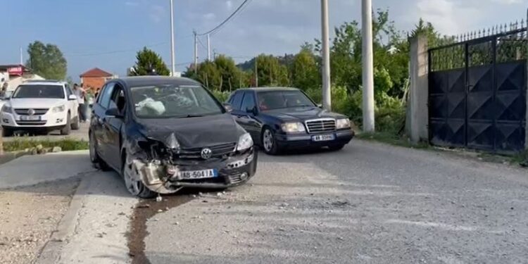 Aksident i rëndë, makina humb kontrollin dhe del nga rruga