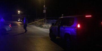 Shoferja godet me makinë efektivin e policisë pasi e ndëshkoi dhe arratiset