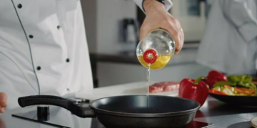 Përdoret shpesh në ushqime, por dëmton mëlçinë dhe trurin, ja vaji që duhet të shmangim nga gatimet tona