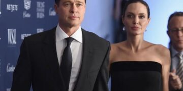 Çfarë ndodhi? Truproja i Brad Pitt “godet” Angelina Jolie në gjyq