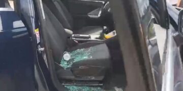 Grabitet çifti italian, hajdutët në Vlorë thyejnë xhamin e makinës dhe vjedhin gjithçka