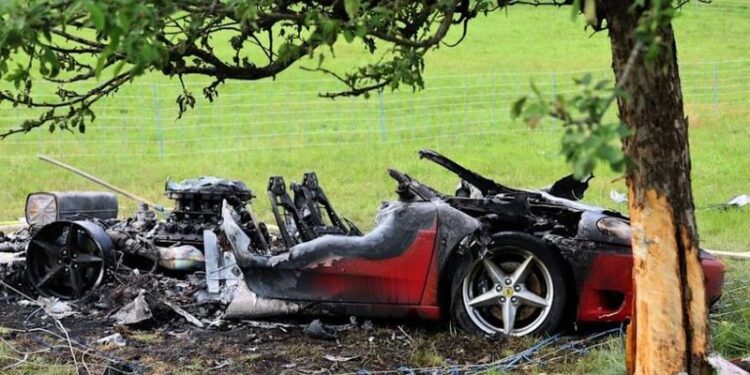 Aksident i rëndë “Ferrari” humb kontrollin përplaset me pemën dhe shpërthen në flakë, zbardhen detajet e para