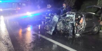 ‘Aksident tragjik’, makina humb kontrollin dhe përplaset me shtyllën, vdes në spital shoferi