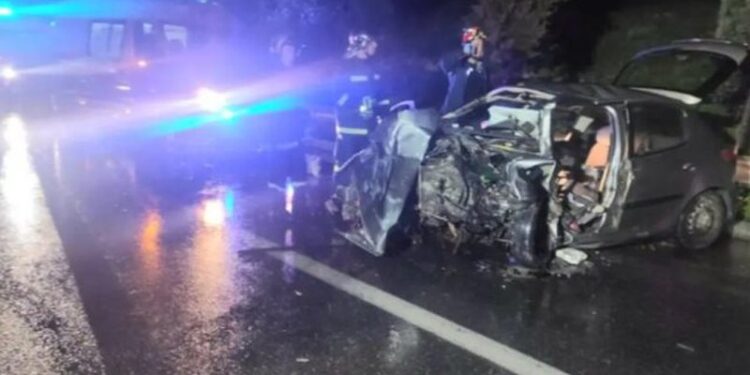 ‘Aksident tragjik’, makina humb kontrollin dhe përplaset me shtyllën, vdes në spital shoferi