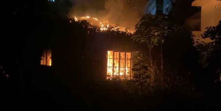 Banesa private përfshihet nga flakët, shpëtohet mrekullisht nga shërbimet zjarrfikëse pronari i shtëpisë