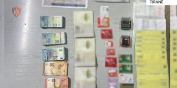 Transportonte ilegalisht persona nga vendet e treta, arestohet 30-vjeçari! Sekuestrohen 7280 euro, 10 pasaporta dhe karta krediti