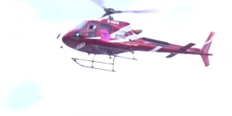 Buqeta blu hidhet nga helikopteri, ja per cilin nga banorët ishte