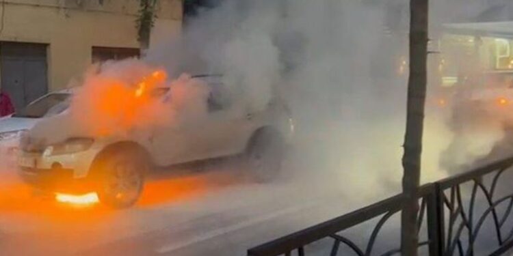 Shpërthen në flakë makina te “Rruga e Kavajës”, tymi mbulon zonën