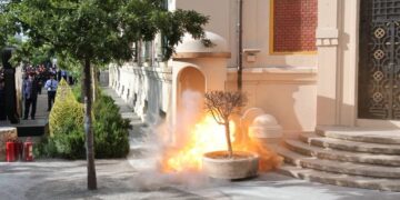 Protesta nesër para Bashkisë Tiranë, policia: Do ketë bllokim të përkohshëm të qarkullimit të mjeteve në bulevardin kryesor