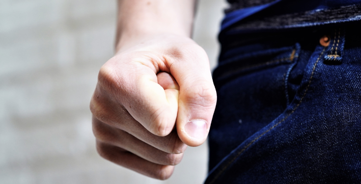 Dhëndri kyç vjehrrën në bodrum: Këtu do vdesësh!