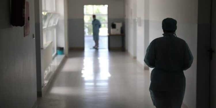 Nuk kryenin detyrën sipas kontratës së nënshkruar, merren masa ndaj dy mjekëve toksikologë