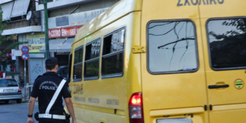 E zuri gjumi në sediljen e pasme, fëmijës i ndodh e papritura në autobusin e shkollës