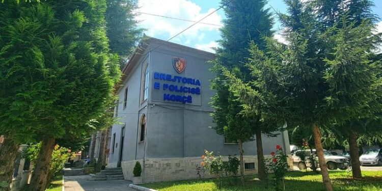 ‘E rëndë në Korçë’, gjendet i pajetë një person në mes të rrugës, zbardhen dyshimet e para