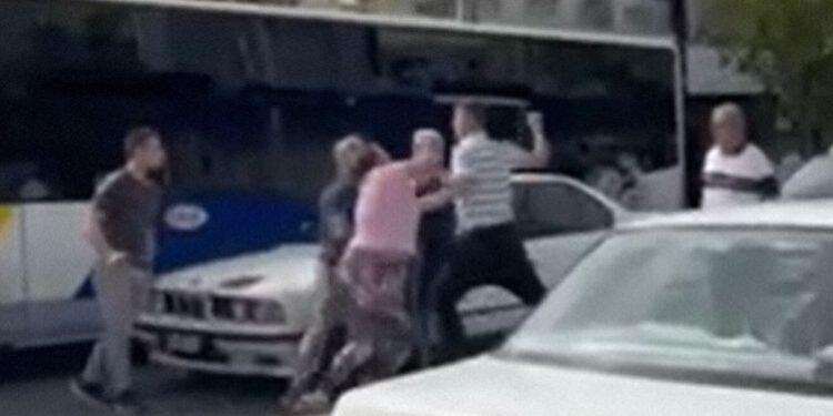 Sherr në mes të rrugës, dhunohen barbarisht shqiptari dhe partnerja e tij