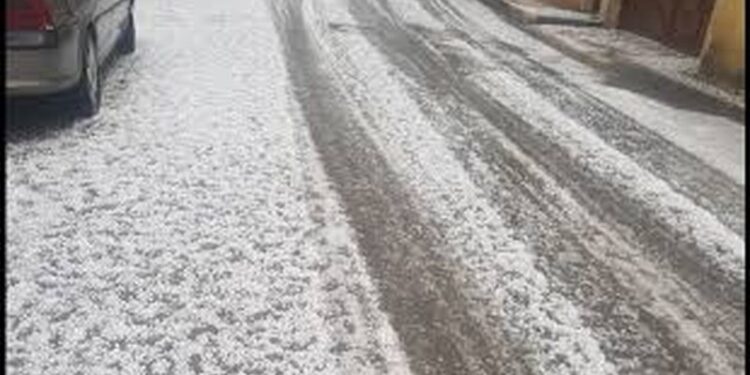 ‘Tërbohet moti’, breshëri ‘pushton’ rrugët e këtij vendi