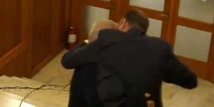 Plas grushti në parlament mes deputetëve