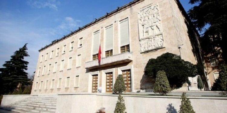 Licencimi i kanabisit mjekësor dhe lojërave të fatit, zbulohet shpërblimi që përfitojnë anëtarët e komisioneve
