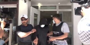 Me kapuç dhe me kokën poshtë, ky është momenti i arrestimit të dy shqiptarëve në Pire që u kapën kokainë