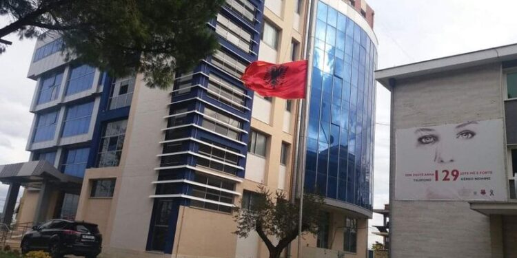 E rëndë, e zuri poshtë porta prej hekuri, vdes 56-vjeçarja në Fier