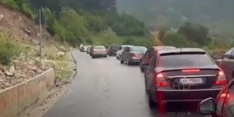 Çfarë ndodhi? Bllokohet Rruga e Arbrit, varg kilometrik automjetesh