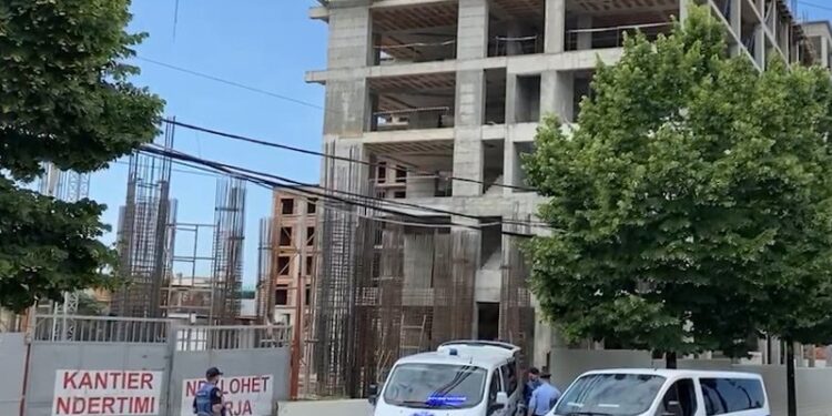 Vdekja e 53-vjeçarit teksa punonte në pallatin në ndërtim, arrestohet përgjegjësi i kompanisë