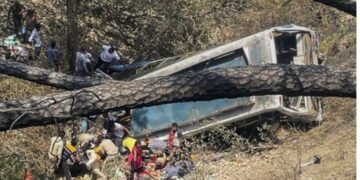 ‘Aksident tragjik’, autobusi plot me pasagjerë del nga rruga dhe bie në humnerë, raportohet për të paktën 21 të vdekur
