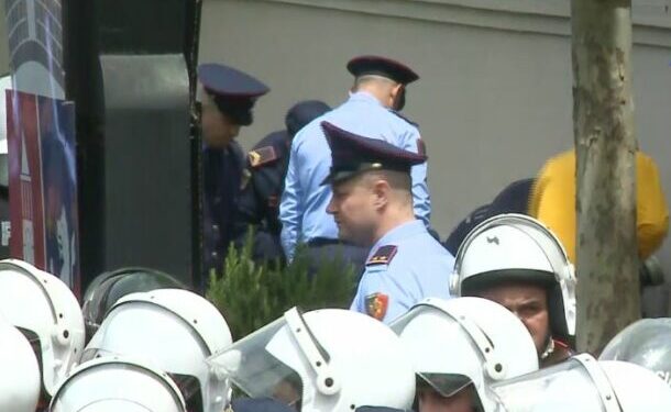 Humb ndjenjat një efektiv policie në protestën para bashkisë, përfundon në spital