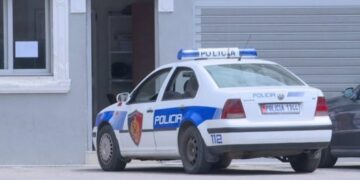 Kërcënoi dhe goditi me grusht mjekun, bie në pranga 32-vjeçari