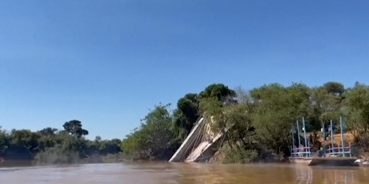 7 persona kanë humbur jetën pas shembjes së një ure 130 metra të gjatë