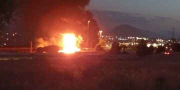 Përmbyset një cisternë në Athinë-Korinth, zjarr i madh në autostradë