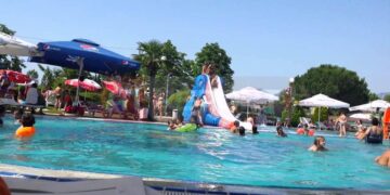 “Kujdes infeksionet në pishina”, Paralajmërojnë mjekët: Klori i tepër i dëmton fëmijët