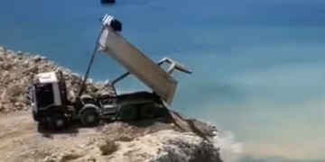 Masakër mjedisore në Vlorë, kamioni i tonazhit të rëndë shkarkon inertet në det
