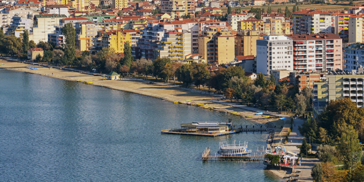 Temperaturat e larta në vend/ Turistët ‘pushtojnë’ Pogradecin, ‘shuajnë’ vapën në ujërat e liqenit
