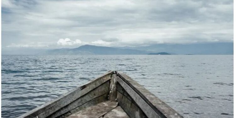 Tragjike! Përmbyset varka në brigjet e këtij shteti, raportohet për 80 të vdekur