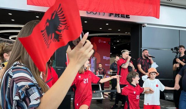 Ja si përcillen tifozët kuq e zi në Aeroportin e Tiranës (FOTO)