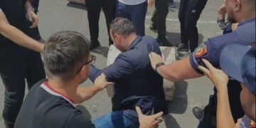 Policia ushtroi dhunë ndaj tij, deputeti demokrat me akuza të forta ndaj uniformave blu: Po bëjnë gjithçka çfarë kanë në dorë për të mbrojtur pushtetin e korruptuar