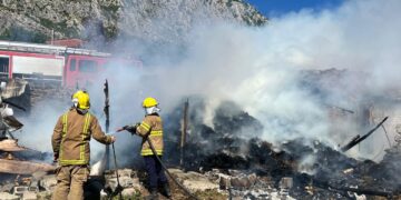 Përfshihet nga flakët kasollja me bagëti dhe ushqim për kafshët, 3 mjete zjarrfikëse në vendngjarje