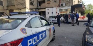 U konfliktua me njerkun dhe më pas dhunoi të ëmën, e pëson keq djali