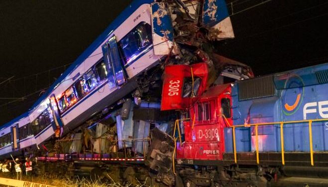Dy të trena përplasen “kokë më kokë”, dy të vdekur dhe disa të plagosur